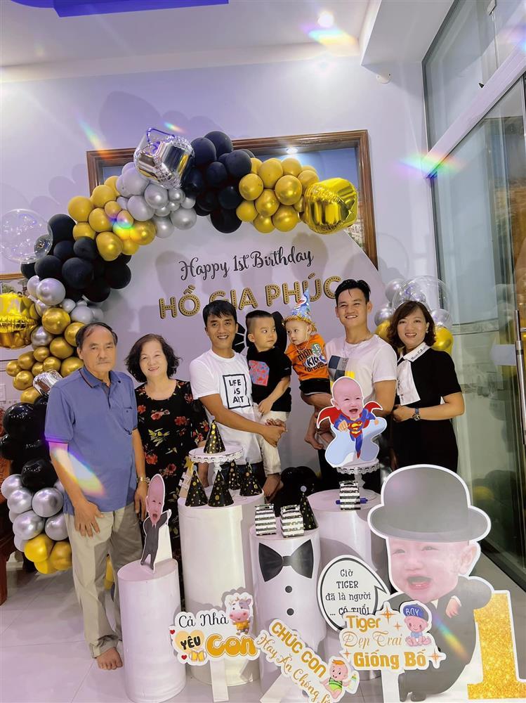 Vietnamese players celebrate their son's birthday as a rich kid-7