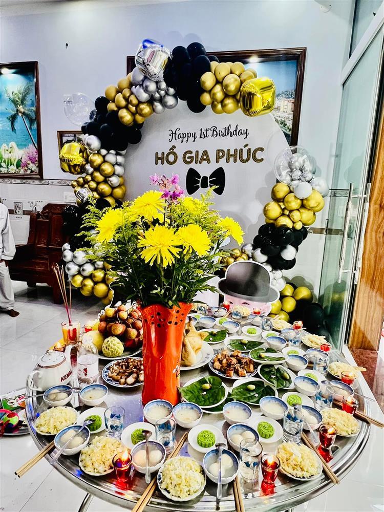 Vietnamese players celebrate their son's birthday as a rich kid-3