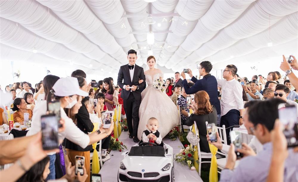 Tuyển thủ Việt Nam tổ chức sinh nhật như rich kid cho quý tử-10