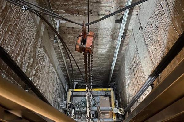 Vụ rơi thang máy 2 người tử vong ở Hà Nội: Hé lộ nguyên nhân ban đầu-2