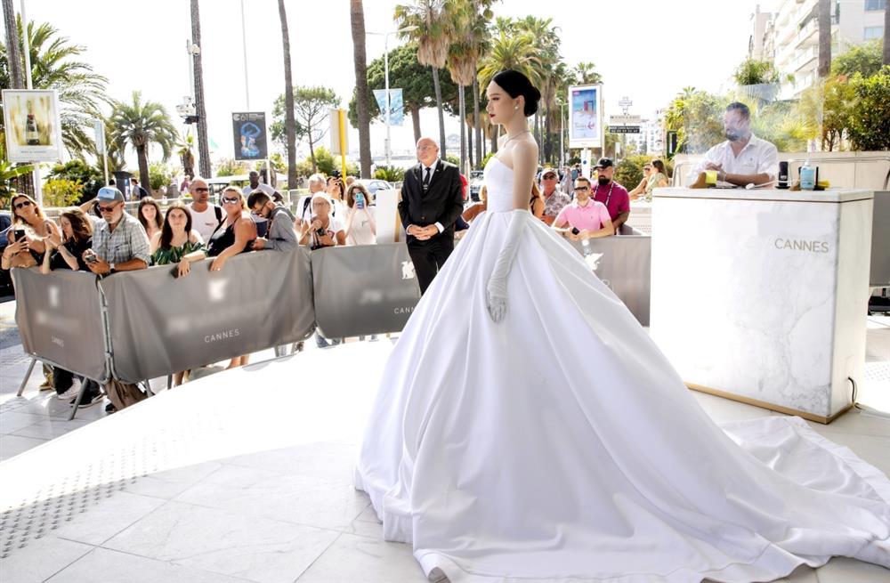 Rộ clip Hương Giang ê chề trên thảm đỏ LHP Cannes 2022-7