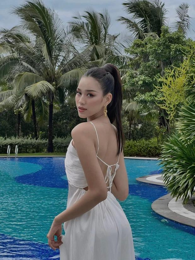 Nếu như trước đây, các hoa hậu thường chú trọng ăn mặc kín đáo thì hiện tại, để tìm được một hoa hậu, á hậu nào không mặc hở thì đúng là 