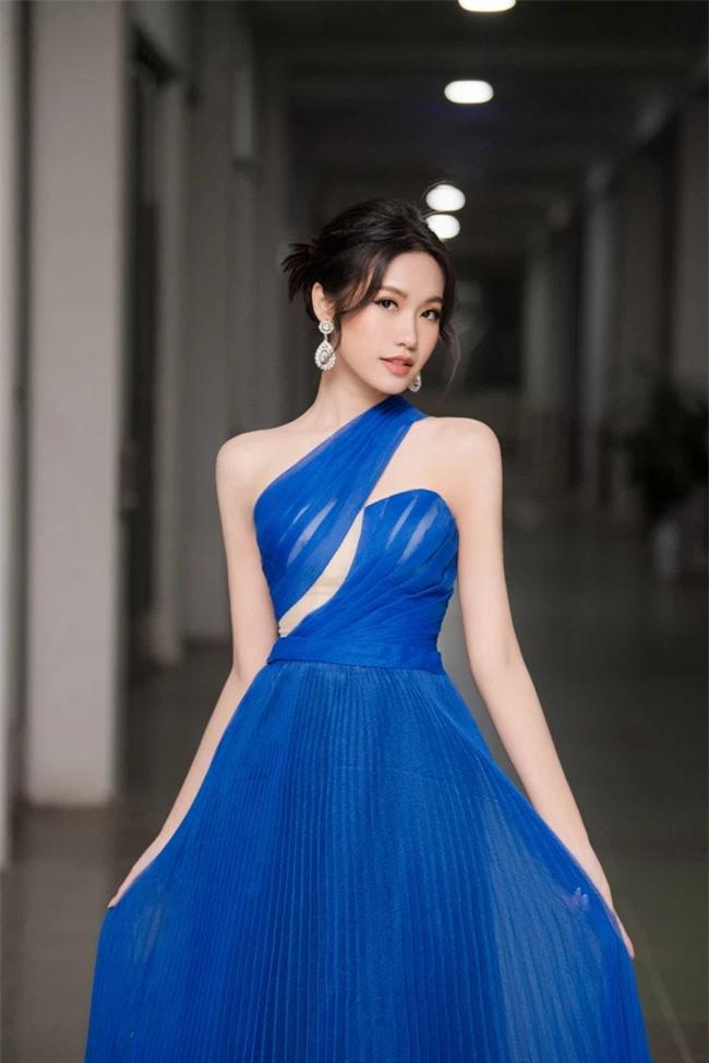 Bồ Đoàn Văn Hậu show ảnh hở, táo bạo khoe vòng eo con kiến-1
