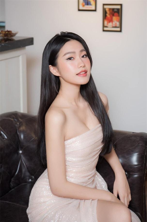 Bồ Đoàn Văn Hậu show ảnh hở, táo bạo khoe vòng eo con kiến-3