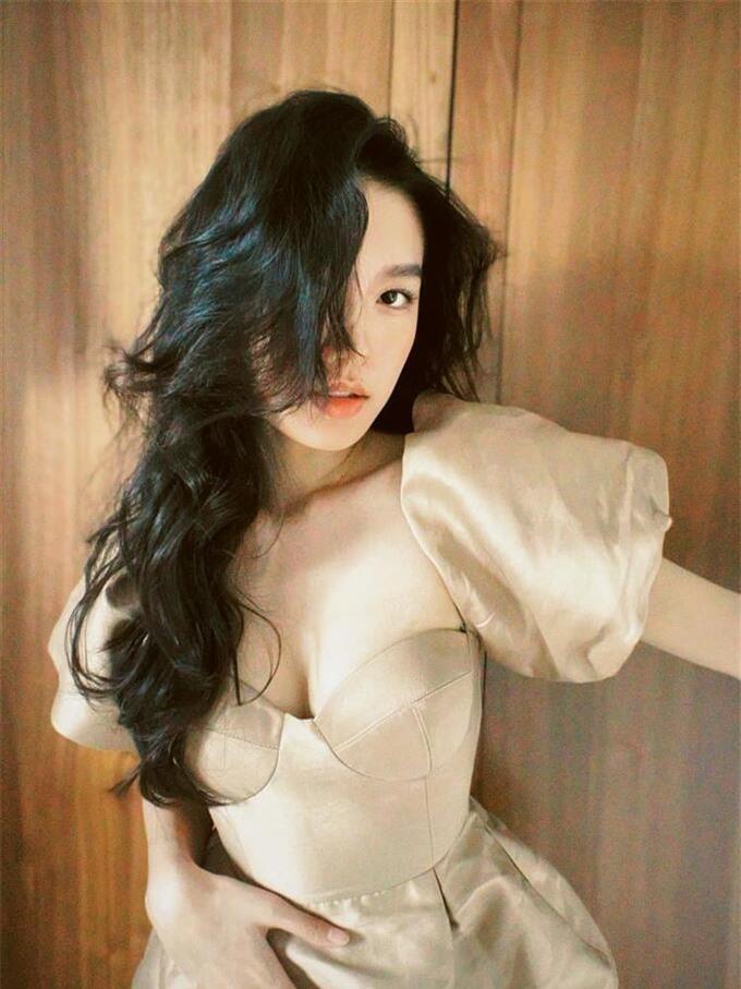 Bồ Đoàn Văn Hậu show ảnh hở, táo bạo khoe vòng eo con kiến-10