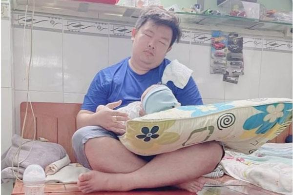 Những ông bố đảm đang trông con vẫn họp chợ buôn xuyên lục địa-3