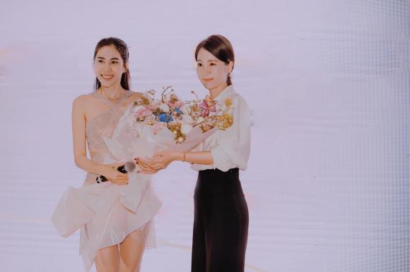 Thủy Tiên mặc như không đi diễn-3