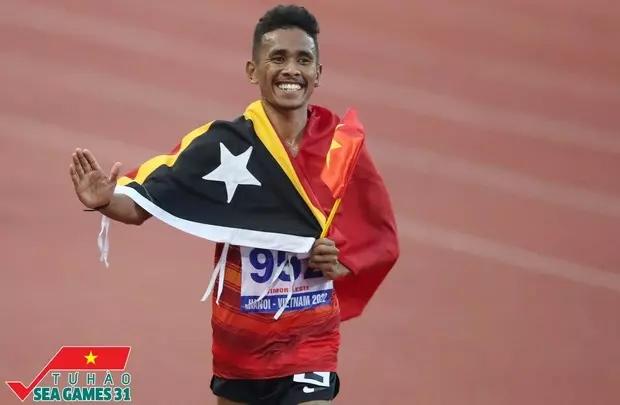 VĐV Sea Games ôm chặt mũ cối gắn cờ đỏ sao vàng dù ngủ gục-1