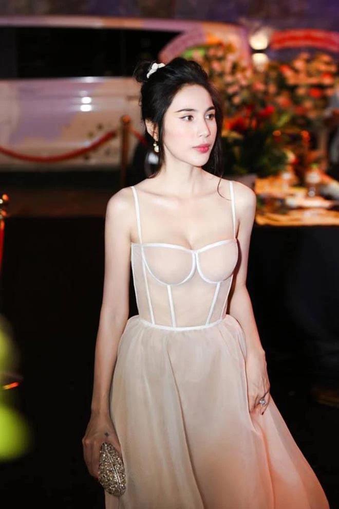 Thuy Tien dresses like she's not going to the show-10