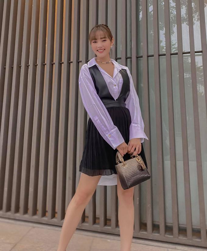 Học lỏm 10 mỹ nhân Việt mix đồ với yếm đen đẹp miễn chê-1