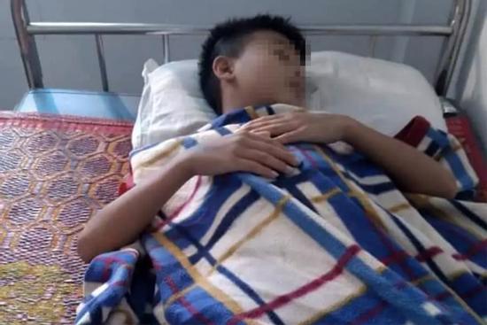 Nam sinh lớp 6 bị bạn đè ra đánh trên sân thể dục