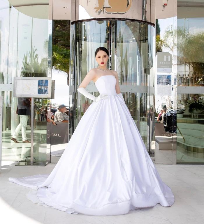 Dressed like a bride in Cannes, Huong Giang is compared to Pham Huong-2