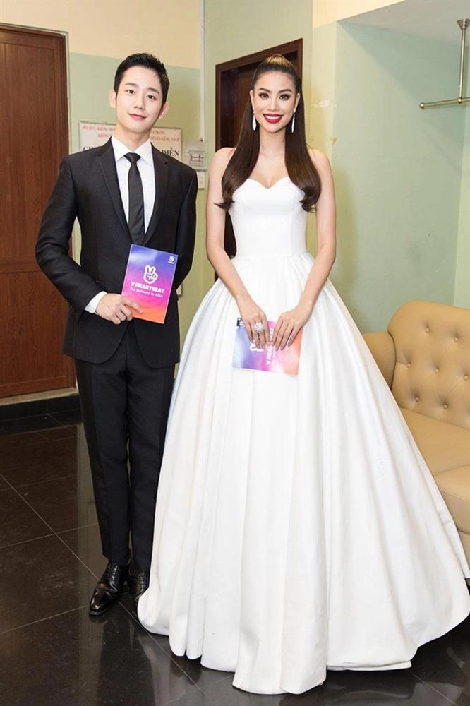 Mặc như cô dâu ở Cannes, Hương Giang bị so với Phạm Hương-5