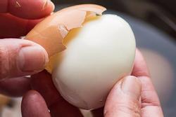 Luộc trứng thêm 2 thứ nữa trứng vừa thơm ngon lại dễ bóc vỏ