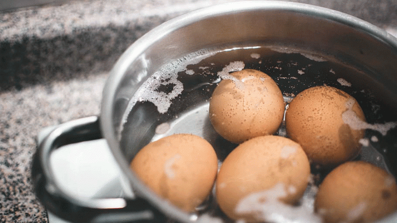 Luộc trứng thêm 2 thứ nữa trứng vừa thơm ngon lại dễ bóc vỏ-2