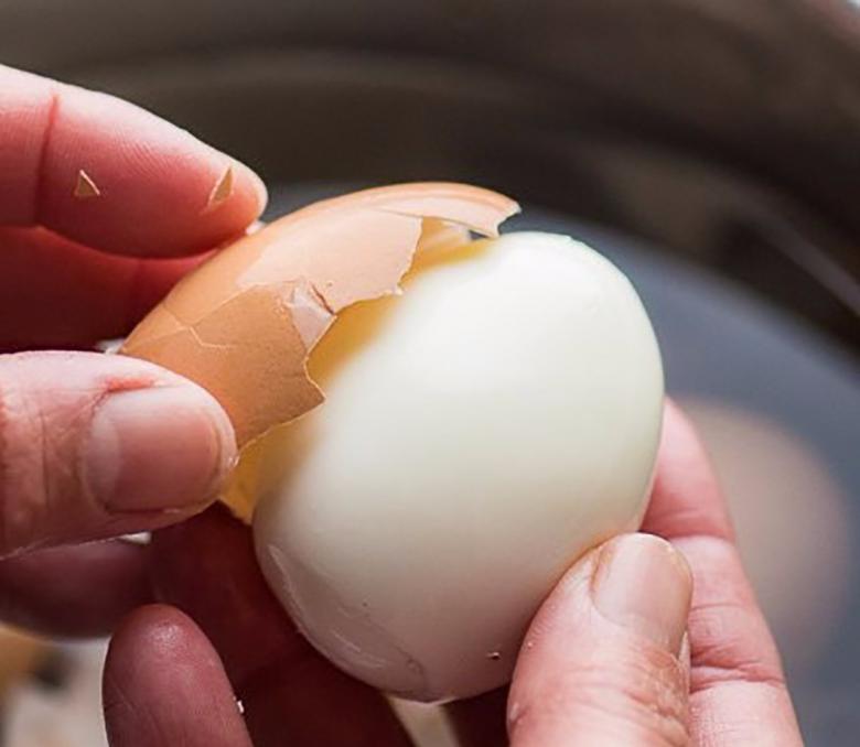 Luộc trứng thêm 2 thứ nữa trứng vừa thơm ngon lại dễ bóc vỏ-3