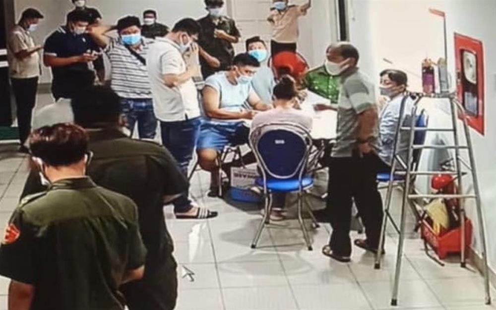 Thi thể người phụ nữ không mặc áo đang phân hủy trong chung cư-2