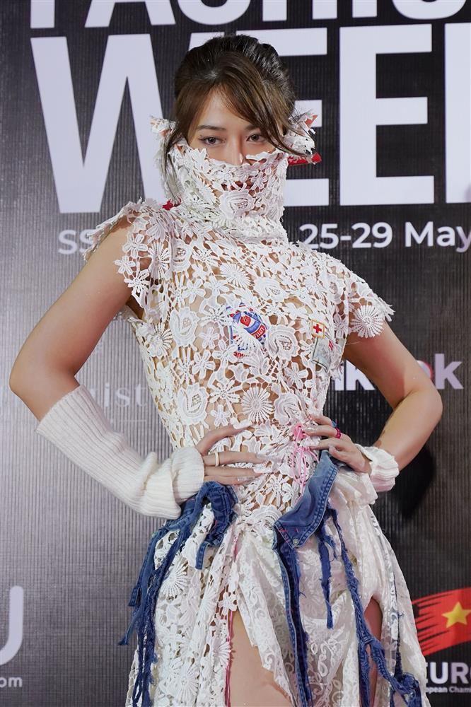 Lê Bống mặc thứ quái dị gì đi dự thảm đỏ sự kiện thời trang vậy?-3