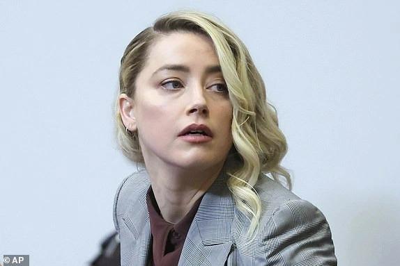 Amber Heard bật khóc, nói bị sỉ nhục, dọa giết mỗi ngày-1