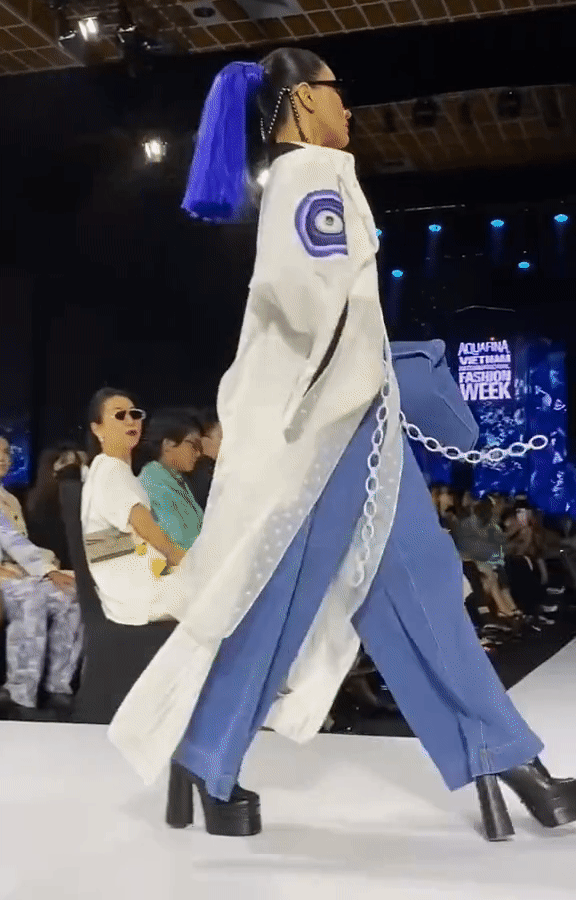 Vũ Thu Phương loạng choạng suýt vồ ếch khi catwalk-2