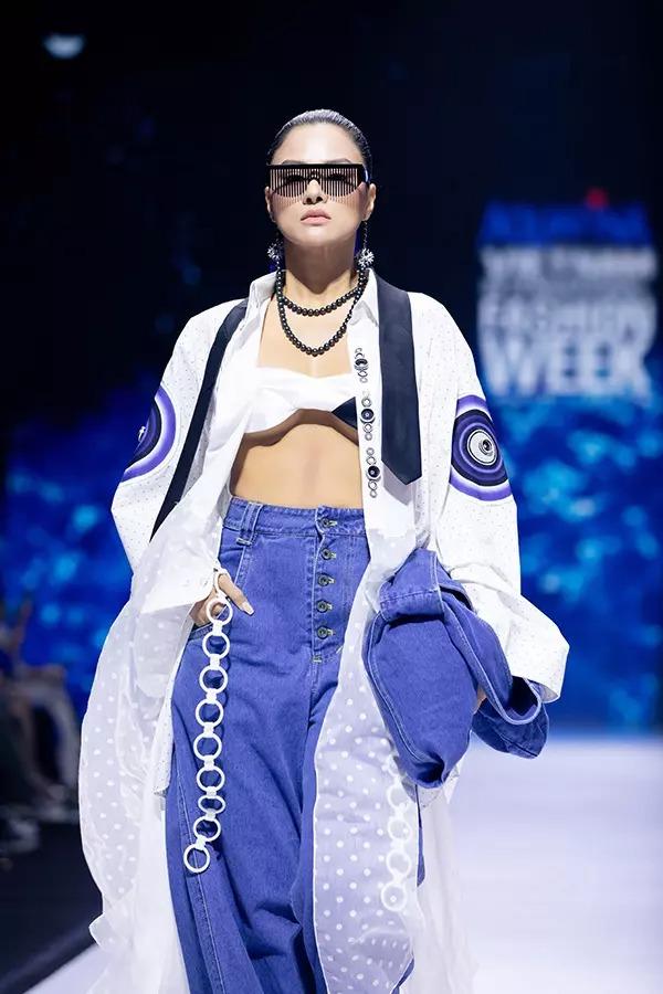 Vũ Thu Phương loạng choạng suýt vồ ếch khi catwalk-1