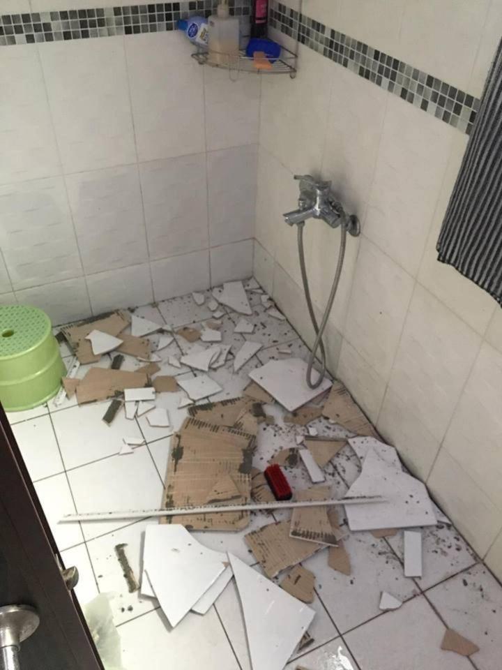 Thanh niên đang tắm bỗng vật lạ trên trời rơi xuống, hiện trường thót tim-1