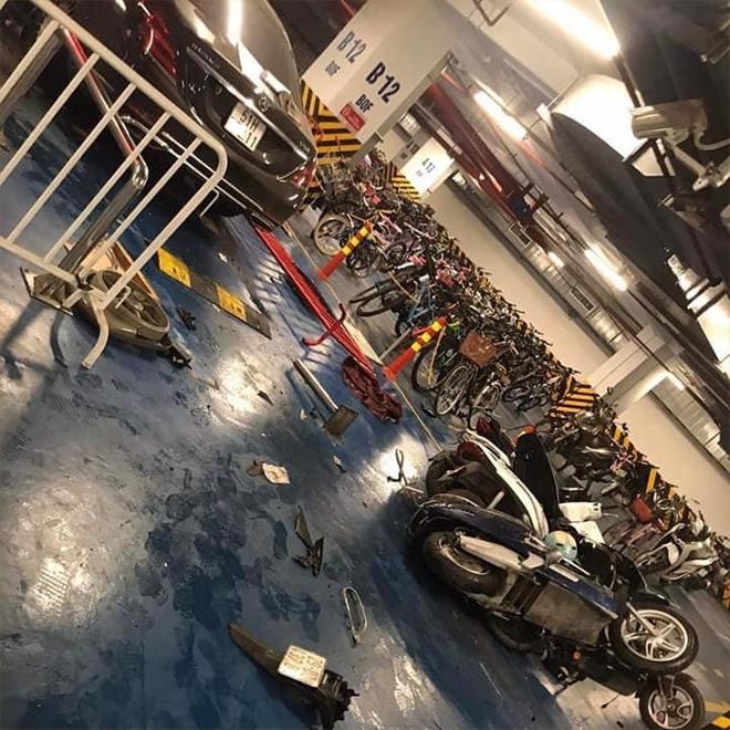 Xe Maybach tông hàng loạt xe máy trong hầm chung cư ở Hà Nội-4