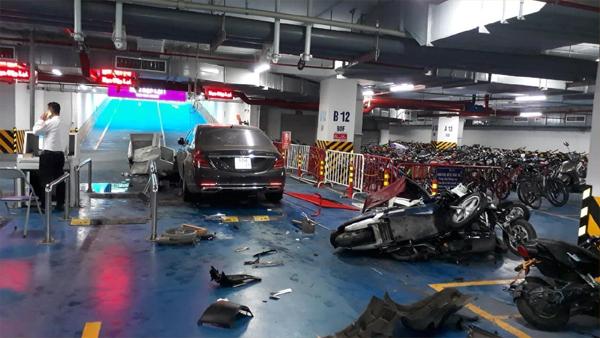 Xe Maybach tông hàng loạt xe máy trong hầm chung cư ở Hà Nội-3