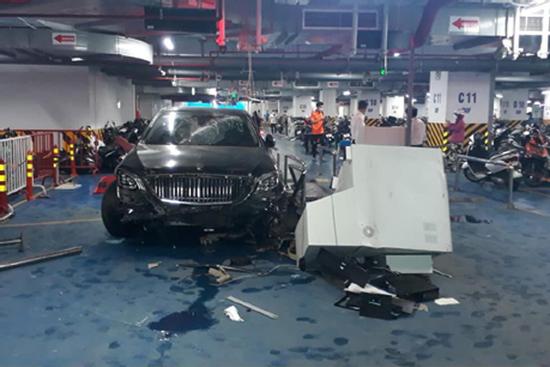 Xe Maybach tông hàng loạt xe máy trong hầm chung cư ở Hà Nội