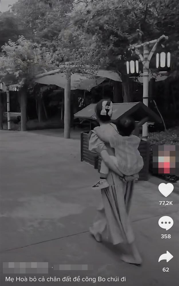 Hòa Minzy lết chân đất cõng con dạo chơi, tình cũ bị réo gọi-3