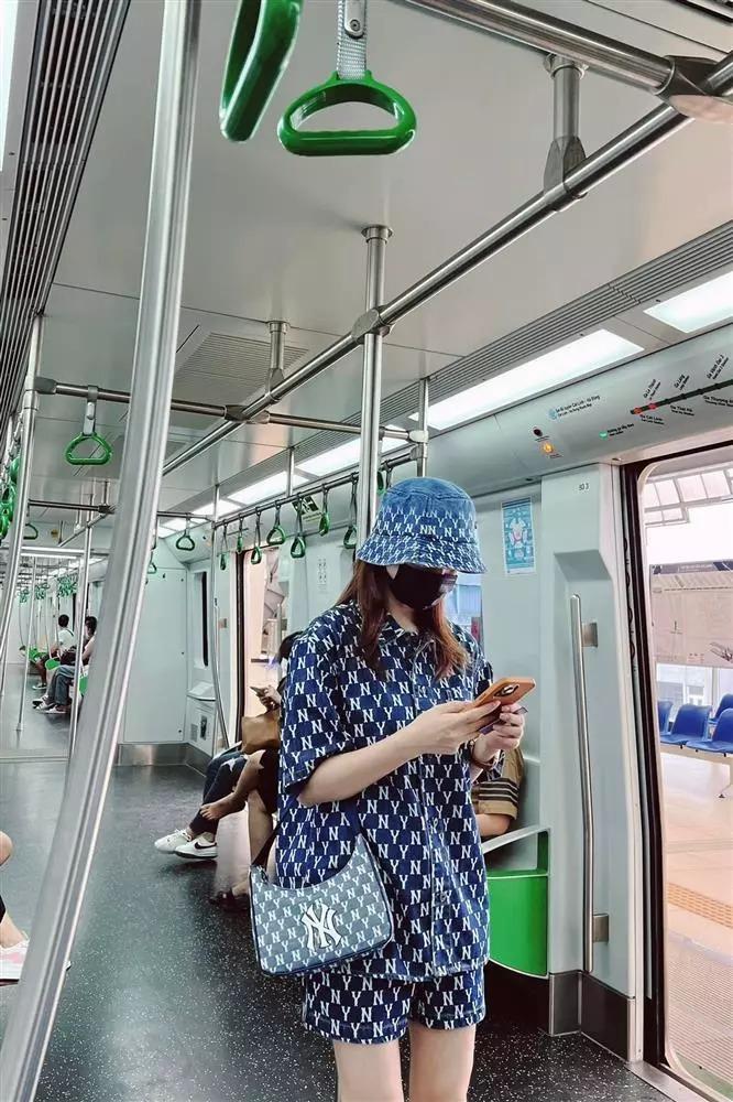 Hòa Minzy lết chân đất cõng con dạo chơi, tình cũ bị réo gọi-11