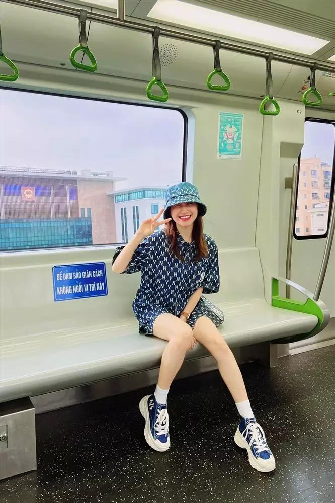 Hòa Minzy lết chân đất cõng con dạo chơi, tình cũ bị réo gọi-12