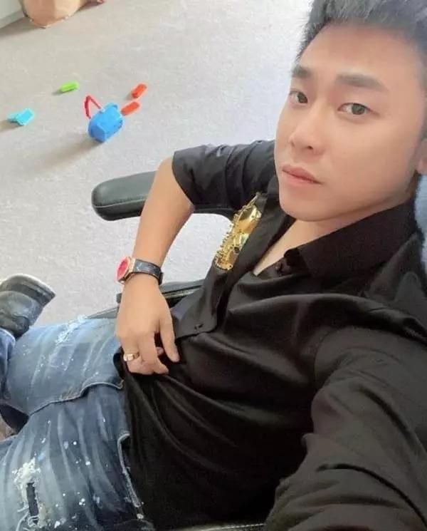 Hòa Minzy lết chân đất cõng con dạo chơi, tình cũ bị réo gọi-14