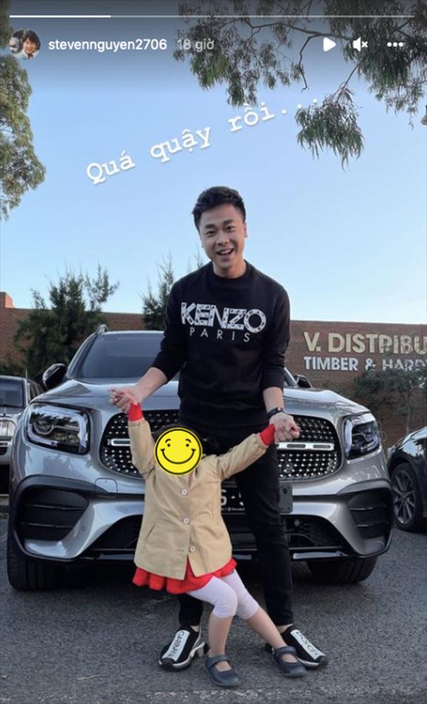 Hòa Minzy lết chân đất cõng con dạo chơi, tình cũ bị réo gọi-13