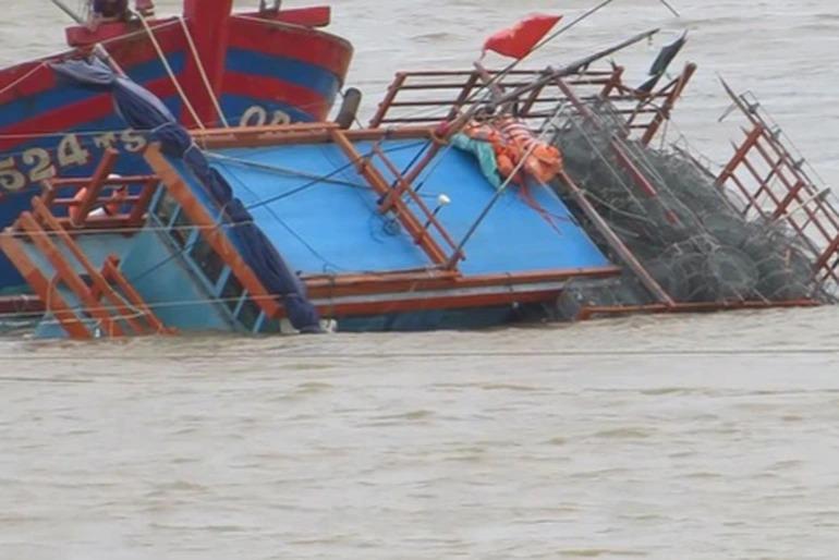 Tàu cá Quảng Trị bị đâm chìm, 6 ngư dân rơi xuống biển-1