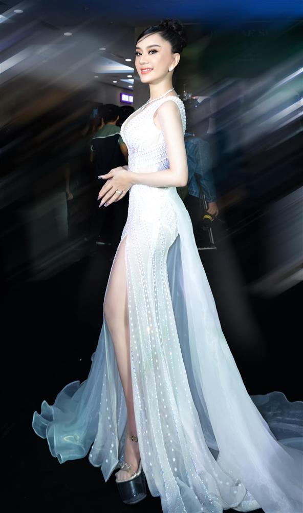 3 vòng Lâm Khánh Chi tụt không phanh, sexy ra đi?-4