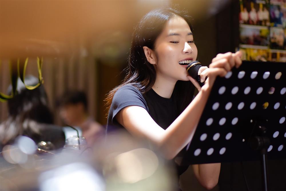 Nam Em và Bạch Công Khanh liên tục tình tứ chốn đông người-1