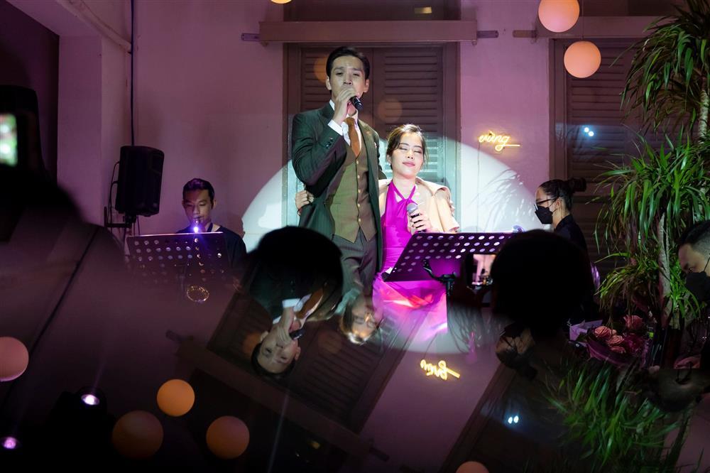 Nam Em và Bạch Công Khanh liên tục tình tứ chốn đông người-6