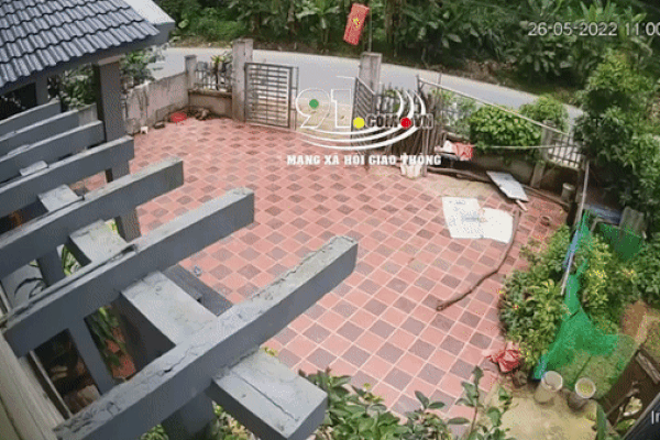 Clip: Sạt lở đá ở Thái Nguyên, người đi đường thoát chết gang tấc