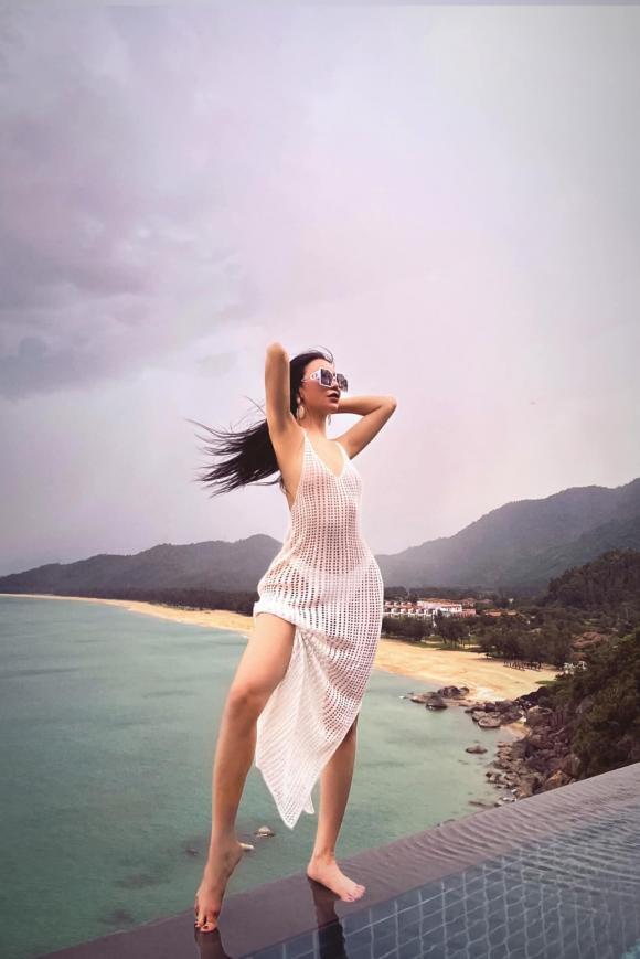 Tra Ngoc Hang wears a bikini loosely, checking sensitive areas-1