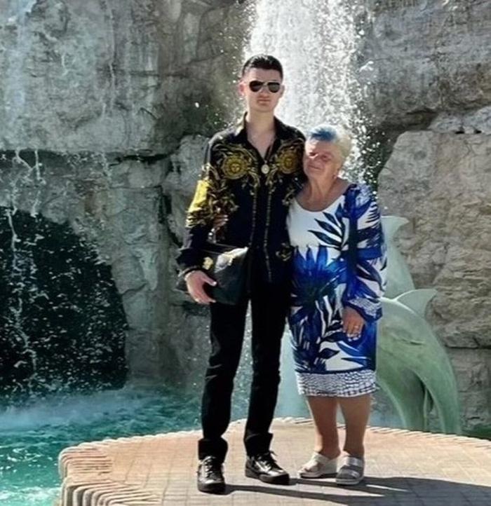 Cặp đôi bà cháu gây sốc dân mạng, màn cầu hôn xôn xao bàn tán-2