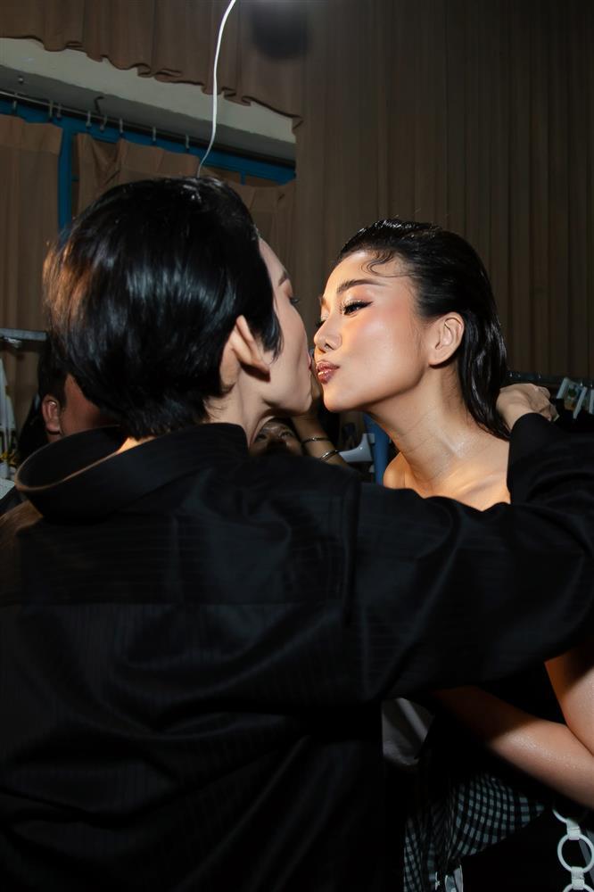 Phản ứng Hồ Ngọc Hà khi Thanh Hằng - Xuân Lan thân thiết-2