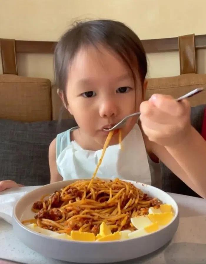 Đại gia Đức An nấu ăn, con gái ngồi cạnh bị bình luận khiếm nhã-6