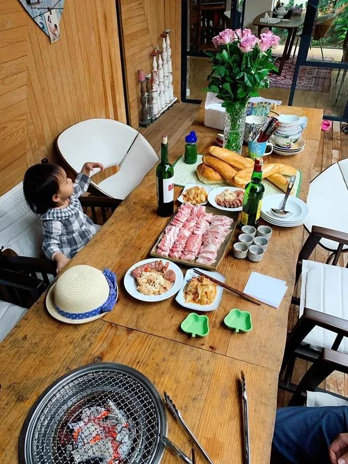 Đại gia Đức An nấu ăn, con gái ngồi cạnh bị bình luận khiếm nhã-9