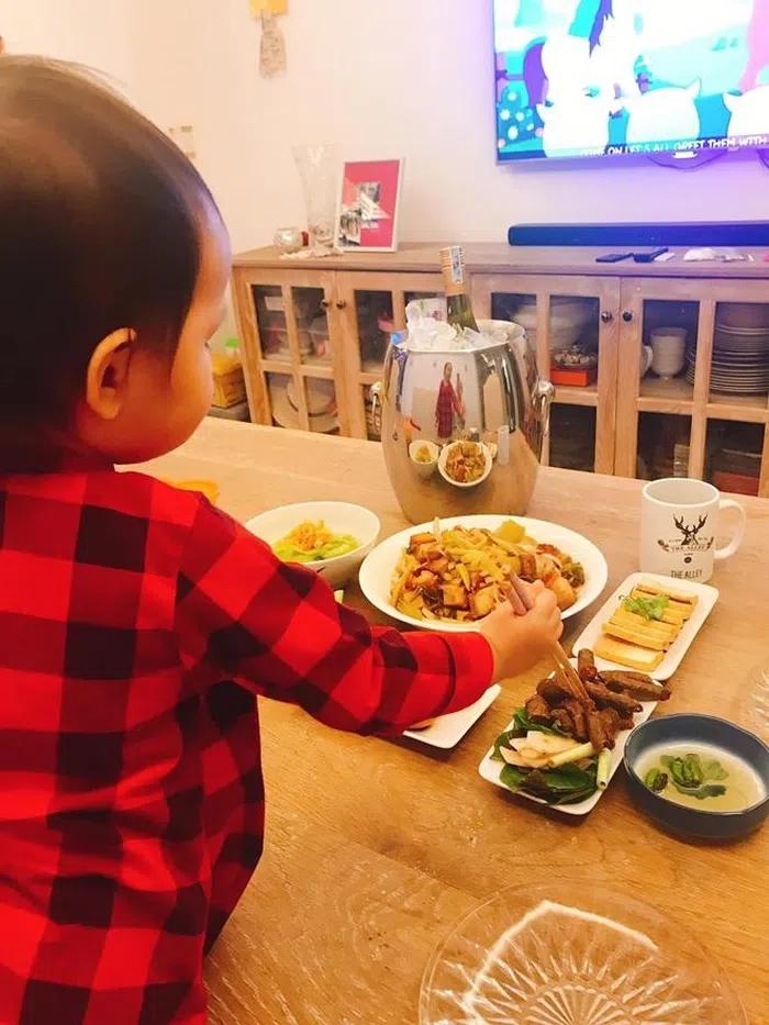 Đại gia Đức An nấu ăn, con gái ngồi cạnh bị bình luận khiếm nhã-10