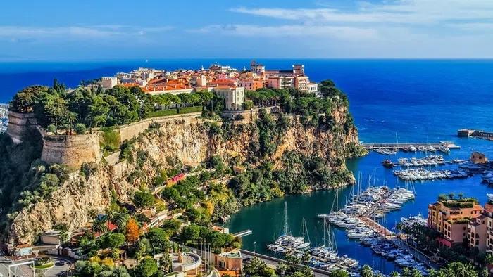 Tuy nhiên, mật độ dân số tại Monaco lại thuộc hàng cao nhất. Đây cũng là nước giàu nhì hành tinh nếu tính theo thu nhập bình quân đầu người.