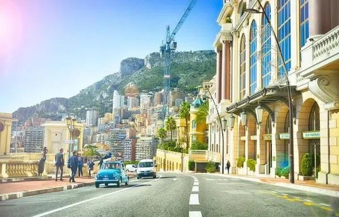 Monaco sở hữu con phố đắt nhất hành tinh. Năm 2008, Wealth Bulletin khẳng định Avenue Princesse Grace nằm giữa trung tâm đất nước là con phố đắt nhất hành tinh với giá trung bình là 17.750 USD mỗi feet vuông (khoảng 412 triệu đồng). Nguồn ảnh: Getty