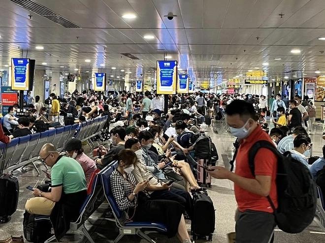 Hàng loạt chuyến bay từ Tân Sơn Nhất không thể cất cánh vì mưa lớn-1