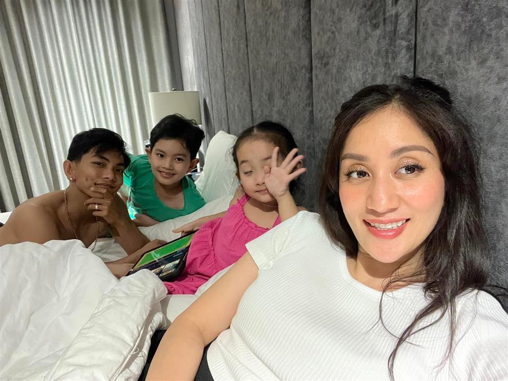 Lên thảm đỏ một mình, con trai Khánh Thi vẫn sáng như sao-10