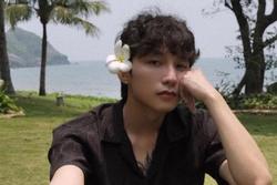 Sơn Tùng đăng ảnh cài hoa lên tóc, netizen đoán ngụ ý của 'Sếp'